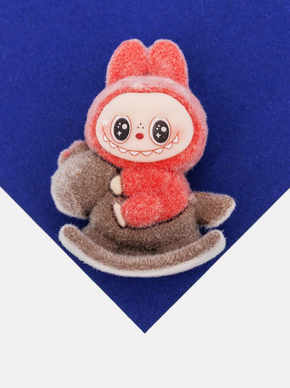 Подвеска плюшевая игрушка зайчик на коне, 45х35мм, красный, П373