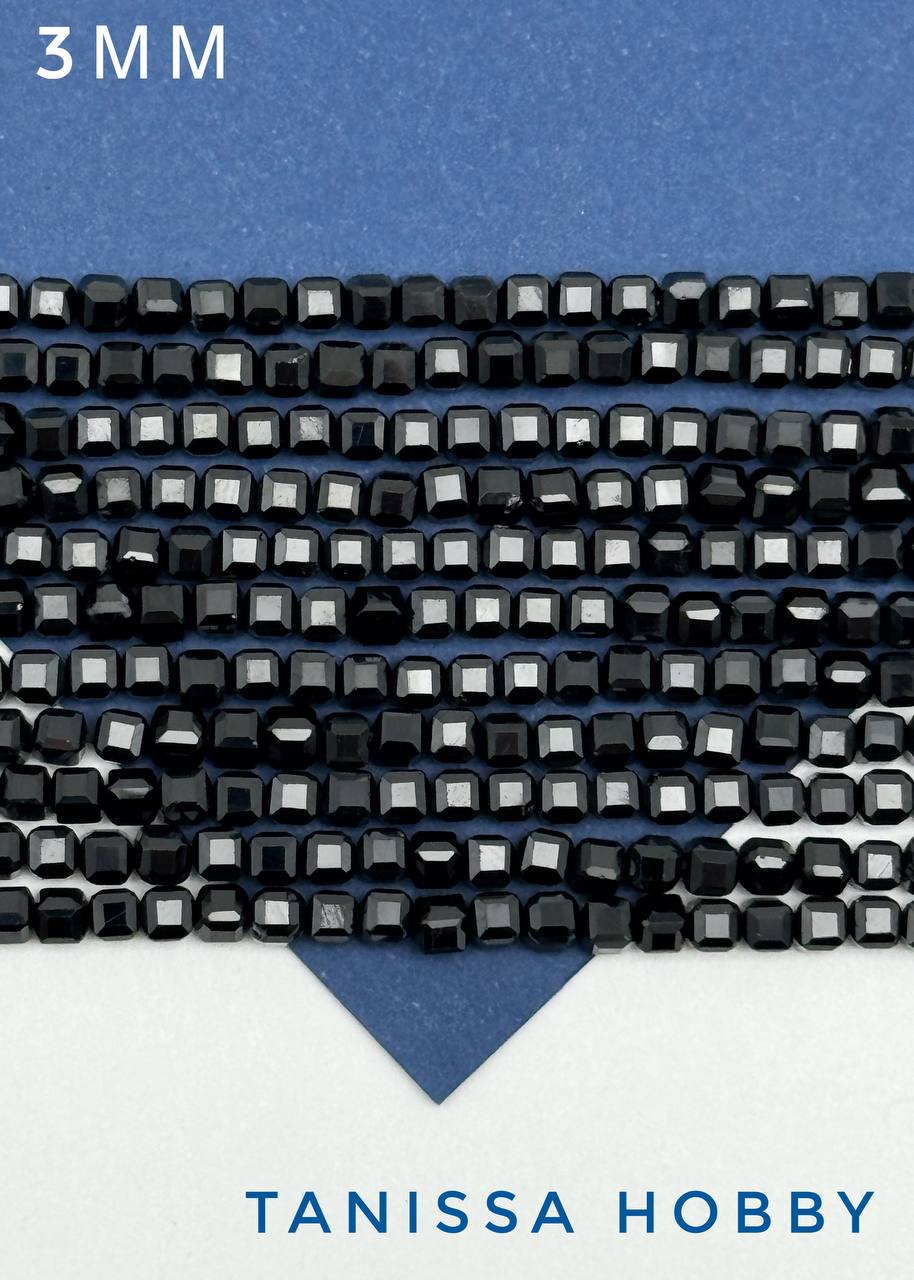 Шпинель натуральная квадратная черная, 3мм, нить, Б204