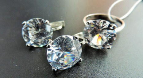 Различия: Ювелирное стекло, хрусталь, шпинель, циркон, фианит, бисер, стразы, ювелирное стекло