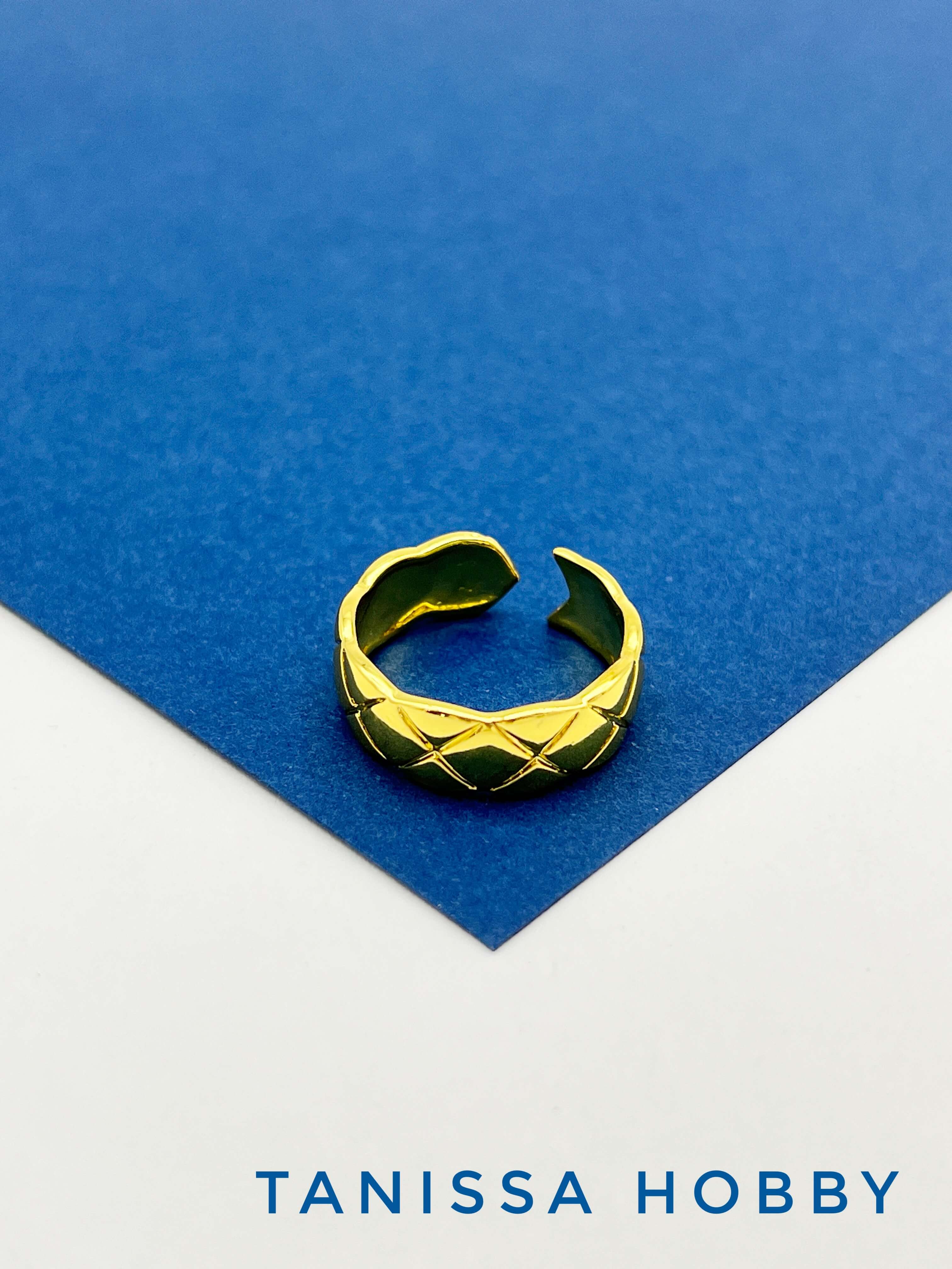 Кольцо безразмерное стрелка, позолота, У047