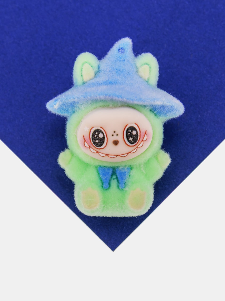 Подвеска плюшевая игрушка зайчик в шляпе, 43х33мм, зеленый, пластик, П363