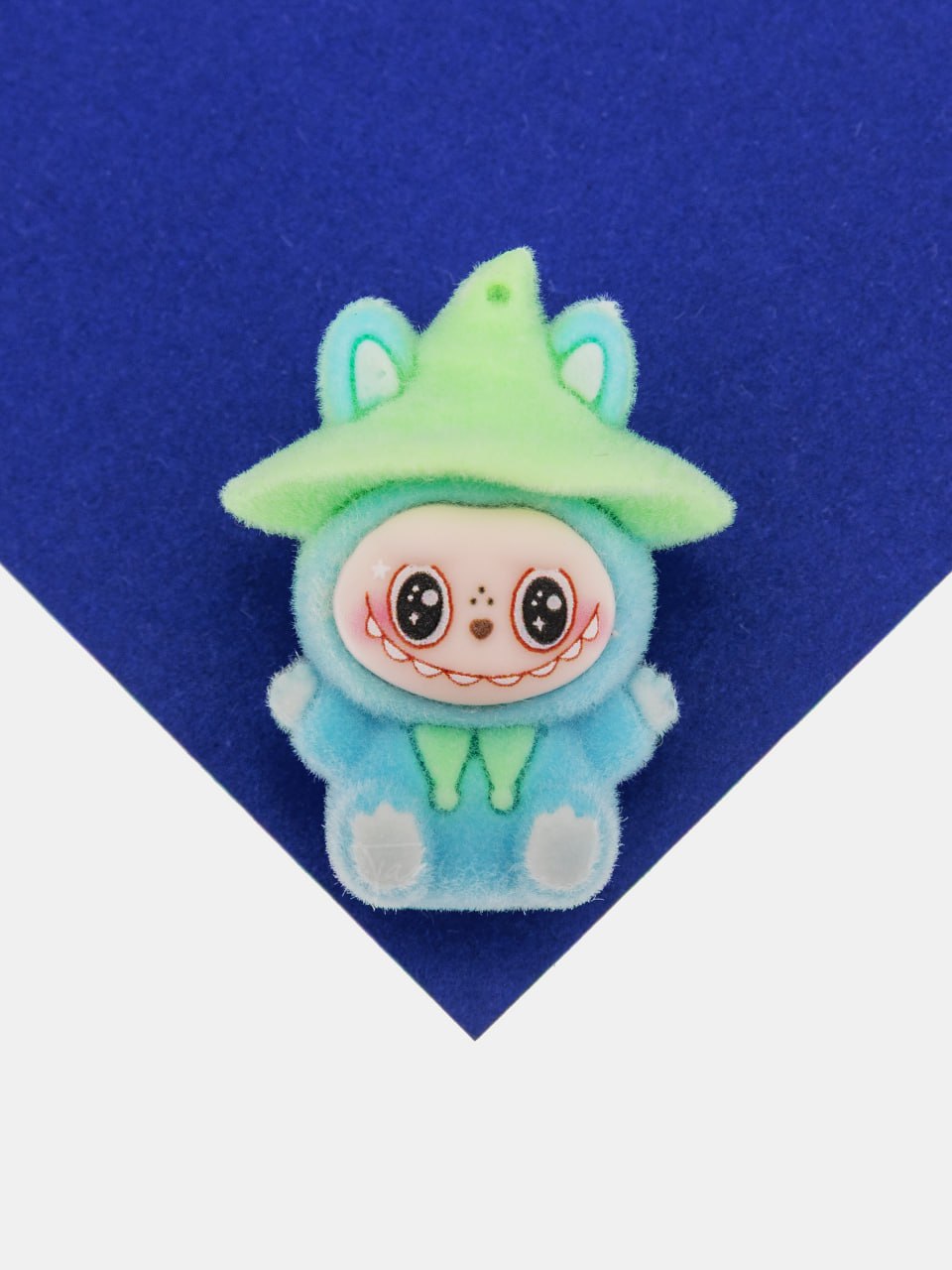 Подвеска плюшевая игрушка зайчик в шляпе, 43х33мм, голубой и зеленый, пластик, П370