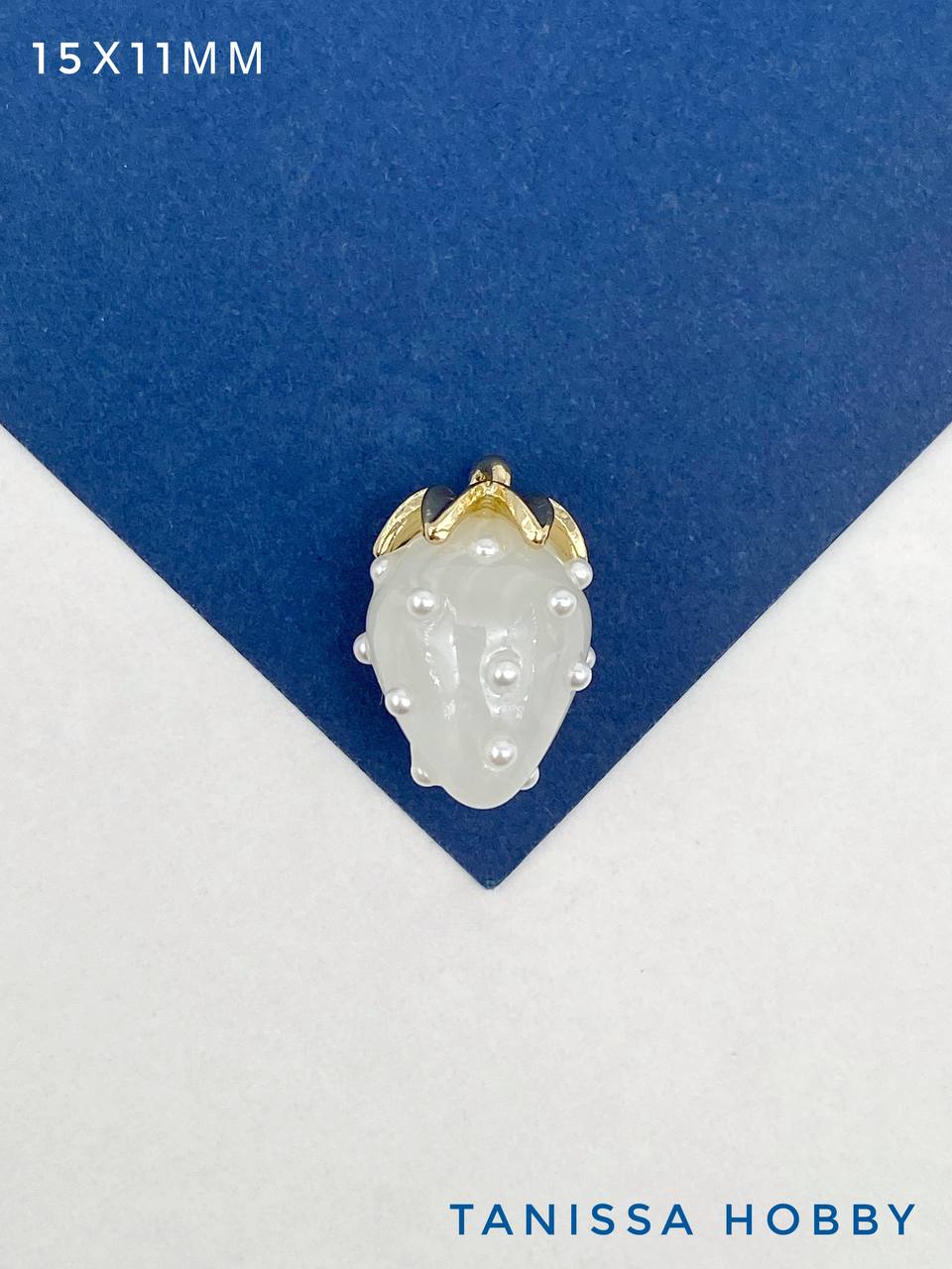 Подвеска ягода клубника, белый, 15х11мм, позолота, Ю922