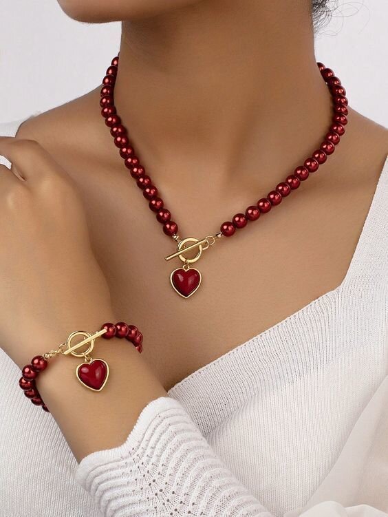 Колье из красных камней